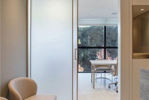 Para quem busca liberdade com sofisticação.Locação de consultório odontológico por diária ou per (1).jpg